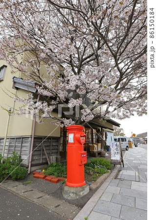 北海道　江差　丸ポストのある風景（関川商店） 86150184