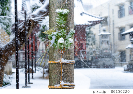 新春の大雪 新年の神社の門松（若松・枝若松）に積もる雪 86150220