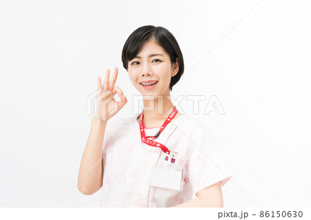 ピンクの花柄スクラブを着た若い女性看護師(白バック) ピンクの花柄スクラブを着た若い女性看護師(白バック) 86150630