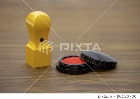 木製の角印と朱肉の画像 86150700