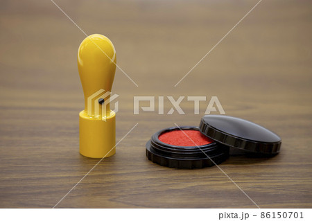 木製の丸鑑と朱肉の画像 86150701