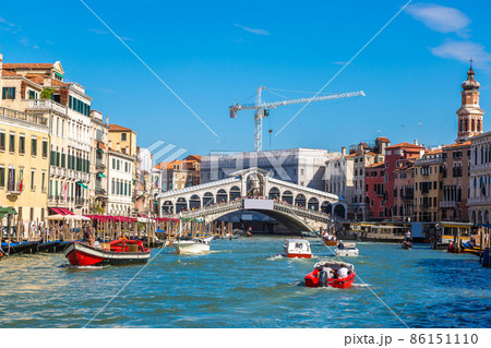 Gondola at the Rialto bridge in Venice 86151110