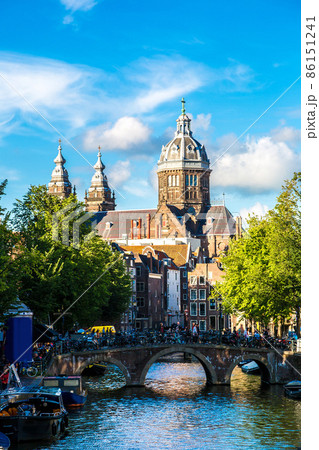 Canal and St. Nicolas Church in Amsterdam 86151241