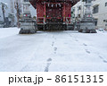 新雪に残る人の足あと 雪が積もる神社の参道に残る参拝者の足あと 86151315