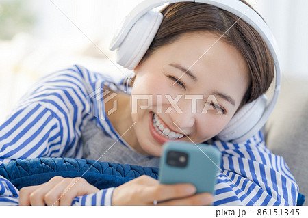 ヘッドホン　くつろぐ　30代女性 86151345