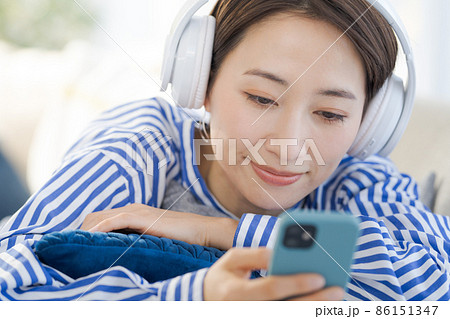 ヘッドホン　くつろぐ　30代女性 86151347