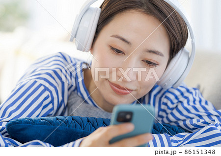 ヘッドホン　くつろぐ　30代女性 86151348