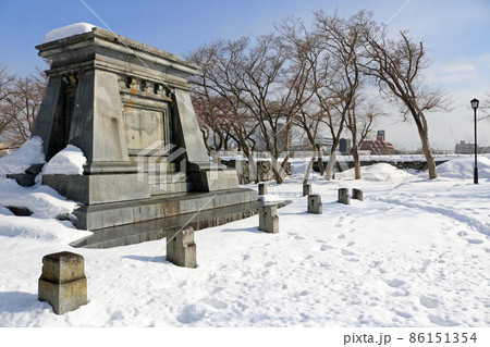 冬の盛岡城跡公園、南部利祥中尉銅像台座 86151354