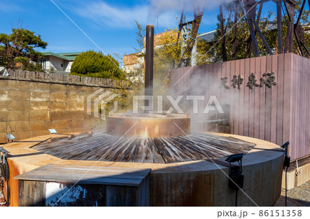有馬温泉郷・湯気が立ち上る天神泉源 有馬温泉郷・湯気が立ち上る天神泉源 86151358
