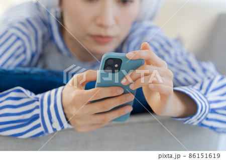 ヘッドホン　くつろぐ　30代女性　ボケ 86151619