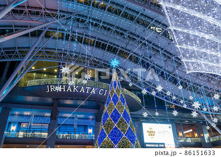 《福岡県》ライトアップされたJR博多駅（光の街・博多） 86151633