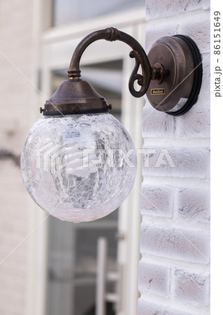 白い建物に設置された照明 illumination 白い建物に設置された照明 illumination 86151649