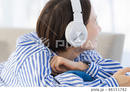 ヘッドホン　くつろぐ　30代女性　横顔 86151782