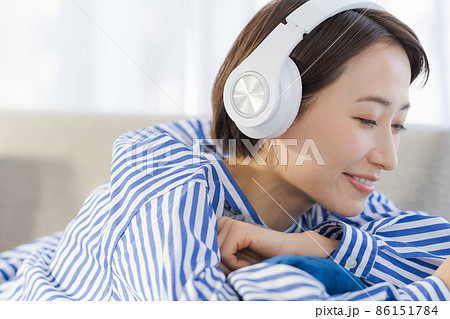 ヘッドホン　くつろぐ　30代女性　横顔 86151784