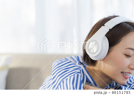 ヘッドホン　くつろぐ　30代女性　横顔 86151785