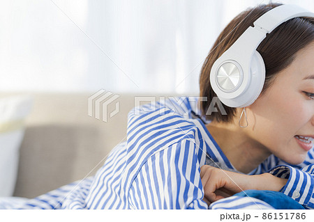 ヘッドホン　くつろぐ　30代女性　横顔 86151786