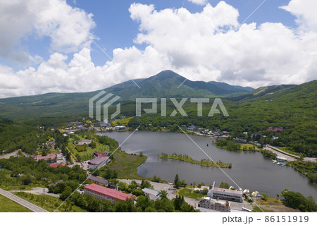夏の車山高原からみる白樺湖　ビーナスライン　ドローン空撮 86151919