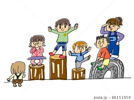 丸太ステップ遊具で遊ぶ子供達 86151959