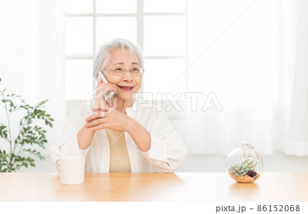 スマホで電話する高齢者女性 86152068