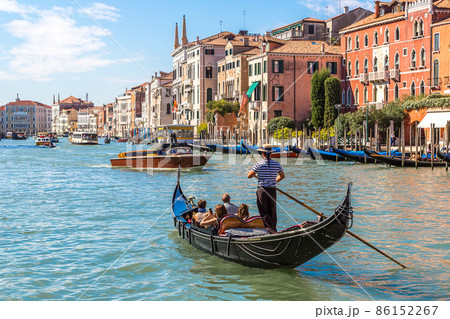 Gondola on Canal Grande in Venice 86152267