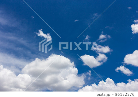 Thick cloud over blue sky 86152576