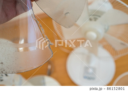 扇風機の羽(プロペラ)に付着したホコリ 86152801