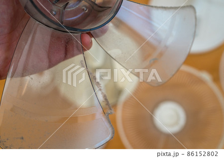 扇風機の羽(プロペラ)に付着したホコリ 86152802