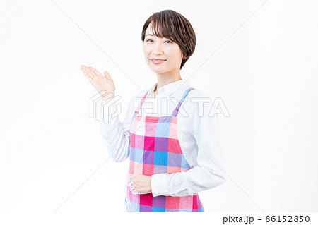 エプロン姿の女性 エプロン姿の女性 86152850