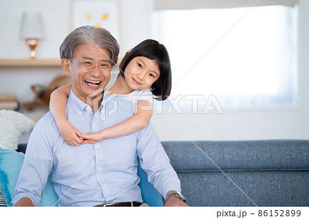 おじいちゃんと孫が遊んでいる 86152899