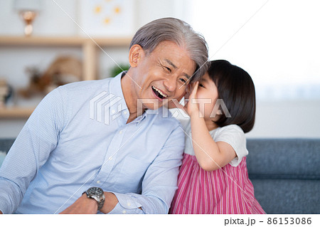 おじいちゃんと孫が内緒話をしている 86153086