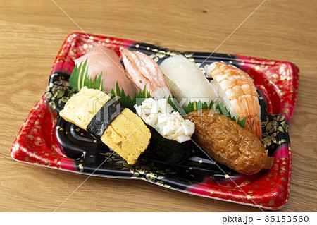 トレーに入った寿司 86153560