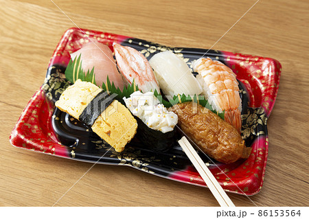 トレーに入った寿司 トレーに入った寿司 86153564