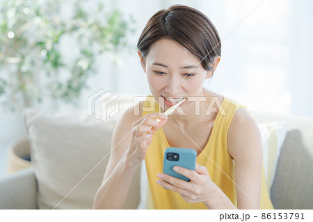 朝の支度　女性　30代 86153791
