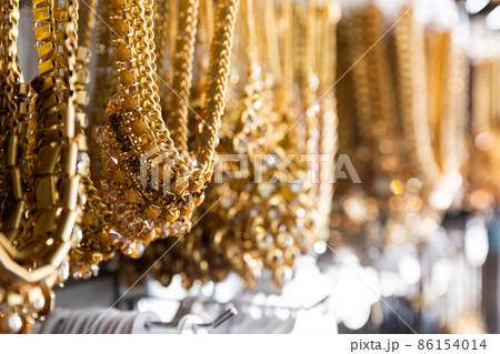Golden necklaces on showcase in bijouterie shop 86154014