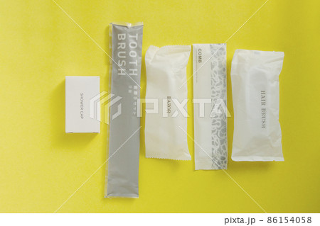 袋入りの使い捨てプラスチック製品12品目（ヘアブラシ・櫛・カミソリ・ハブラシ・シャワーキャップ） 86154058