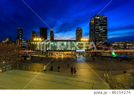 大阪駅中央北口前の大階段からの夕景、うめきた広場、3月3日、日本 86154274