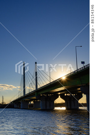 幸魂大橋と彩湖・沈む夕陽（埼玉県戸田市） 86154346