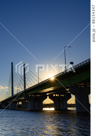 幸魂大橋と彩湖・沈む夕陽（埼玉県戸田市） 86154347