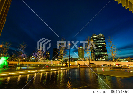 大阪駅前のうめきた広場前、せせらぎの道の夕景、3月3日、日本 大阪駅前のうめきた広場前、せせらぎの道の夕景、3月3日、日本 86154360