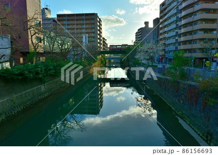 運河の水鏡 86156693