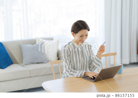 クレジットカード　パソコン　30代女性 86157155