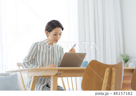 クレジットカード　パソコン　30代女性 86157162