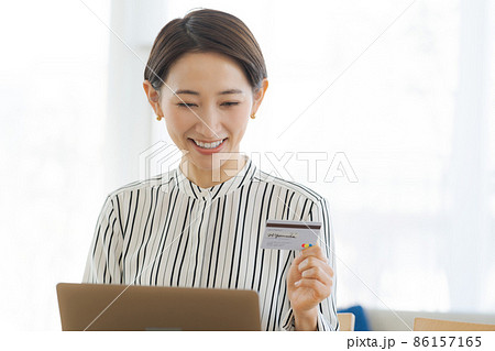 クレジットカード　パソコン　30代女性 86157165