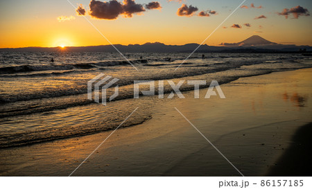 湘南のビーチに輝く夕日と富士山サーファーのシルエット 湘南のビーチに輝く夕日と富士山サーファーのシルエット 86157185