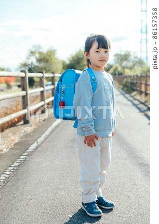 ランドセルを背負う女の子 school bag ランドセルを背負う女の子 school bag 86157358