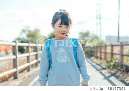 ランドセルを背負う女の子 school bag ランドセルを背負う女の子 school bag 86157361