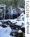 雪の滝（縦） 86157371