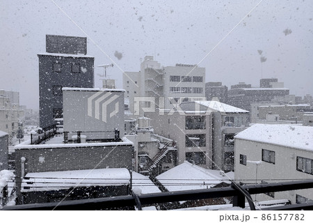 雪が降る都市部の市街地 雪が降る都市部の市街地 86157782