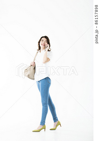 スマホで話す若い女性 白バック スマホで話す若い女性 白バック 86157898