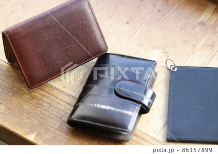 使い込んだ本革のカードケース3種類 うなぎ革と牛革 使い込んだ本革のカードケース3種類 うなぎ革と牛革 86157899